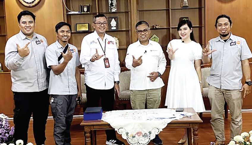 Pemimpin Bank Jatim Cabang Malang Deddy Adjie Wijaya (tiga dari kiri) bersama Kepala BI Malang Samsun Hadi (tiga dari kanan) usai talkshow penukaran uang baru.