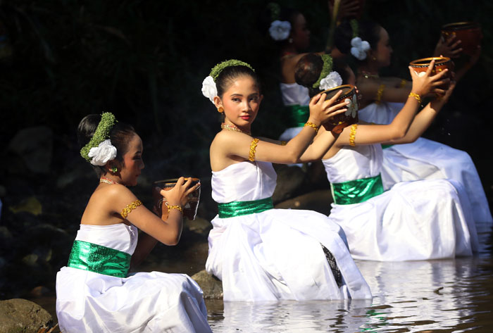 Para remaja putri melakukan prosesi petik tirto di Kali Brantas kemarin (23/7). Prosesi itu menjadi salah satu bagian dari Festival Kali Brantas di Kampung Gerabah Penanggungan.