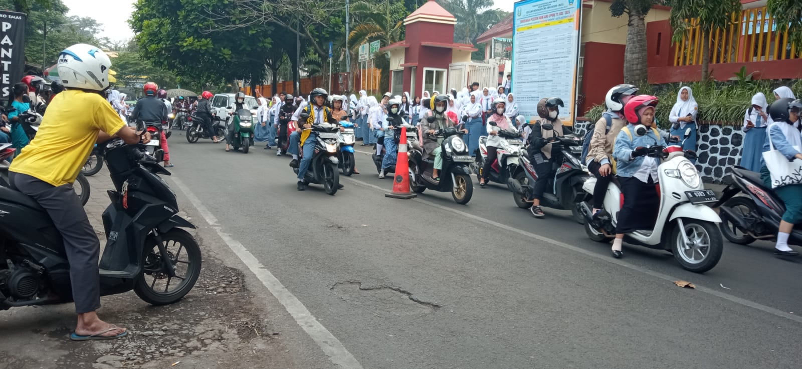 PADAT: Para siswa SMAN 1 Kota Batu mengendarai sepeda motor saat pulang sekolah.