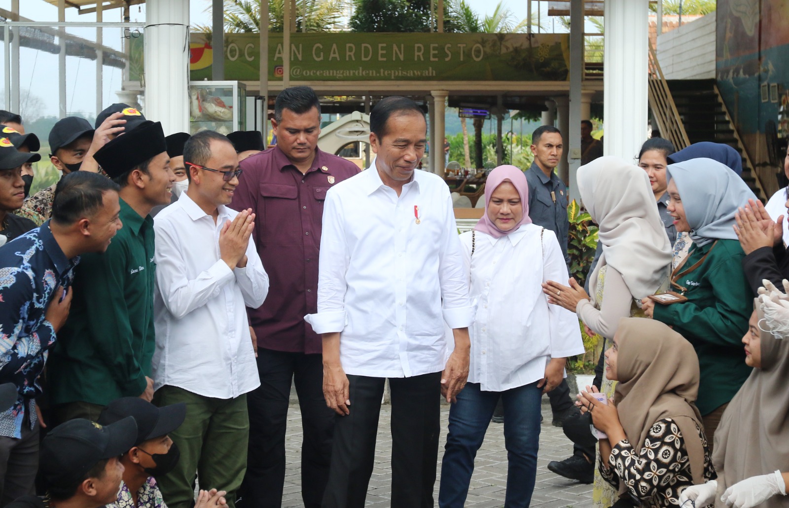 BERI MENU TERBAIK: Owner RM Ocean Garden Makhrus Sholeh mengucapkan terima kasih atas kedatangan Presiden RI dan ibu negara bersama rombongan