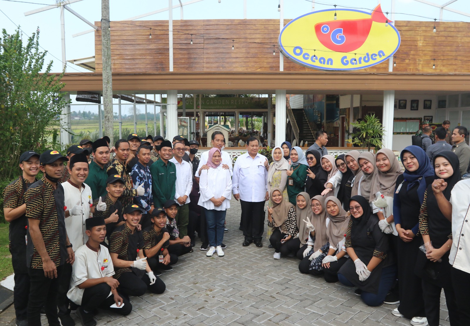 HUMBLE: Presiden RI Ir Joko Widodo bersama Ibu Negara Iriana Joko Widodo didampingi Menhan Prabowo Subianto berfoto dengan staf, pramusaji, dan koki Ocean Garden.