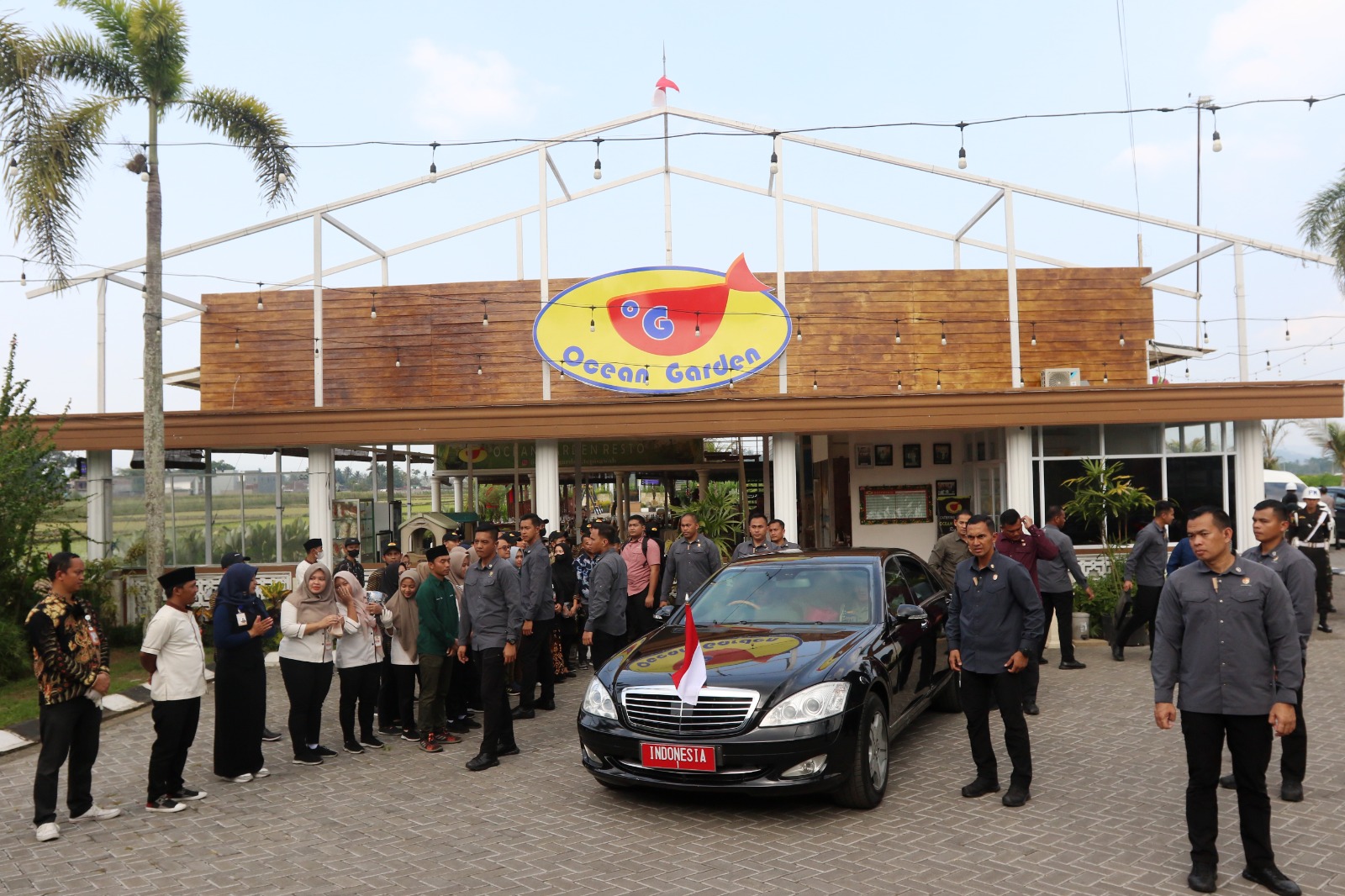 SAKSI SEJARAH : Pengamanan Presiden RI Joko Widodo saat makan siang di Rumah Makan Ocean Garden, Turen.