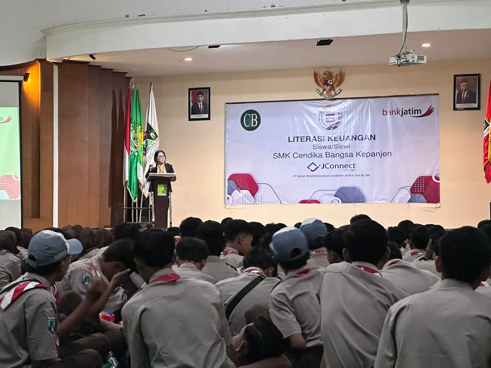 LITERASI KEUANGAN: Sejumlah siswa SMK Cendka Bangsa Kepanjen menunjukkan simpanan pelajar (simpel) dari Bank Jatim, Jumat (21/7).