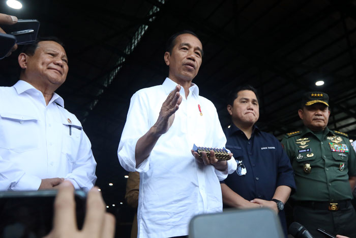 Presiden Joko Widodo memeriksa peluru yang diproduksi oleh PT Pindad di&nbsp; Kecamatan Turen, Kabupaten Malang kemarin (27/4).