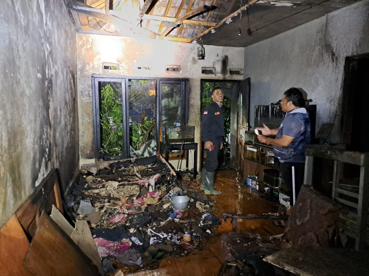 LULUH LANTAK: Rumah Finis Wahyudi, warga  Jalan Diran, Kelurahan Sisir, Kecamatan Batu ludes dilalap si jago merah, Selasa malam (25/7).