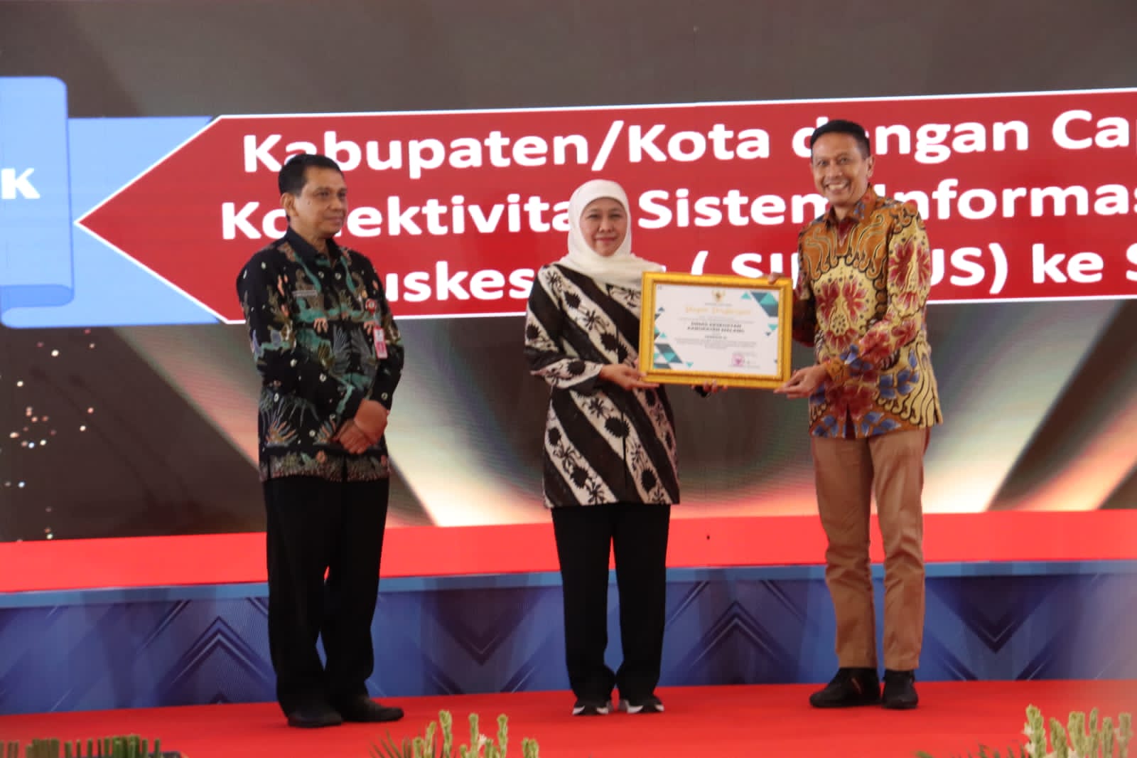 Sekda Kabupaten Malang Wahyu Hidayat (kanan) menerima penghargaan dari Gubernur Jatim Khofifah IP