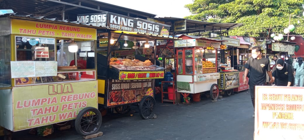 SEMENTARA AMAN: Para PKL di kawasan Alun-Alun Kota Batu bisa berjualan setelah mendapatkan elpiji melon dari Pertamina.