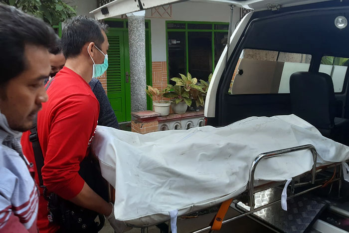 Jenazah Mujiati, ibu muda yang gantung diri karena tertekan utang rentenir di Karangploso.