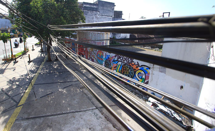 Kabel-kabel masih menggantung di kawasan Kajoetangan Heritage kemarin. Dari 34 provider, baru tiga yang sudah memindahkan kabel ke bawah tanah.