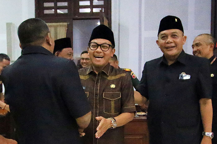 Wali Kota Malang Sutiaji (dua dari kanan) menyalami anggota dewan setelah rapat paripurna di DPRD Kota Malang, kemarin (27/7).