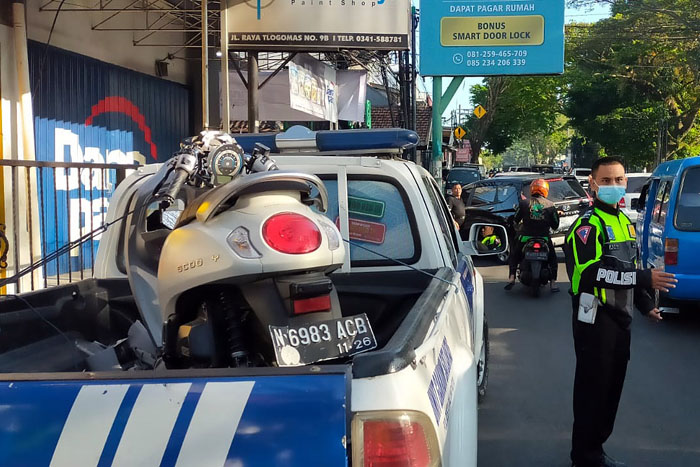 Petugas dari aparat kepolisian berada di TKP kecelakaan, depan tandon Tlogomas, kemarin.