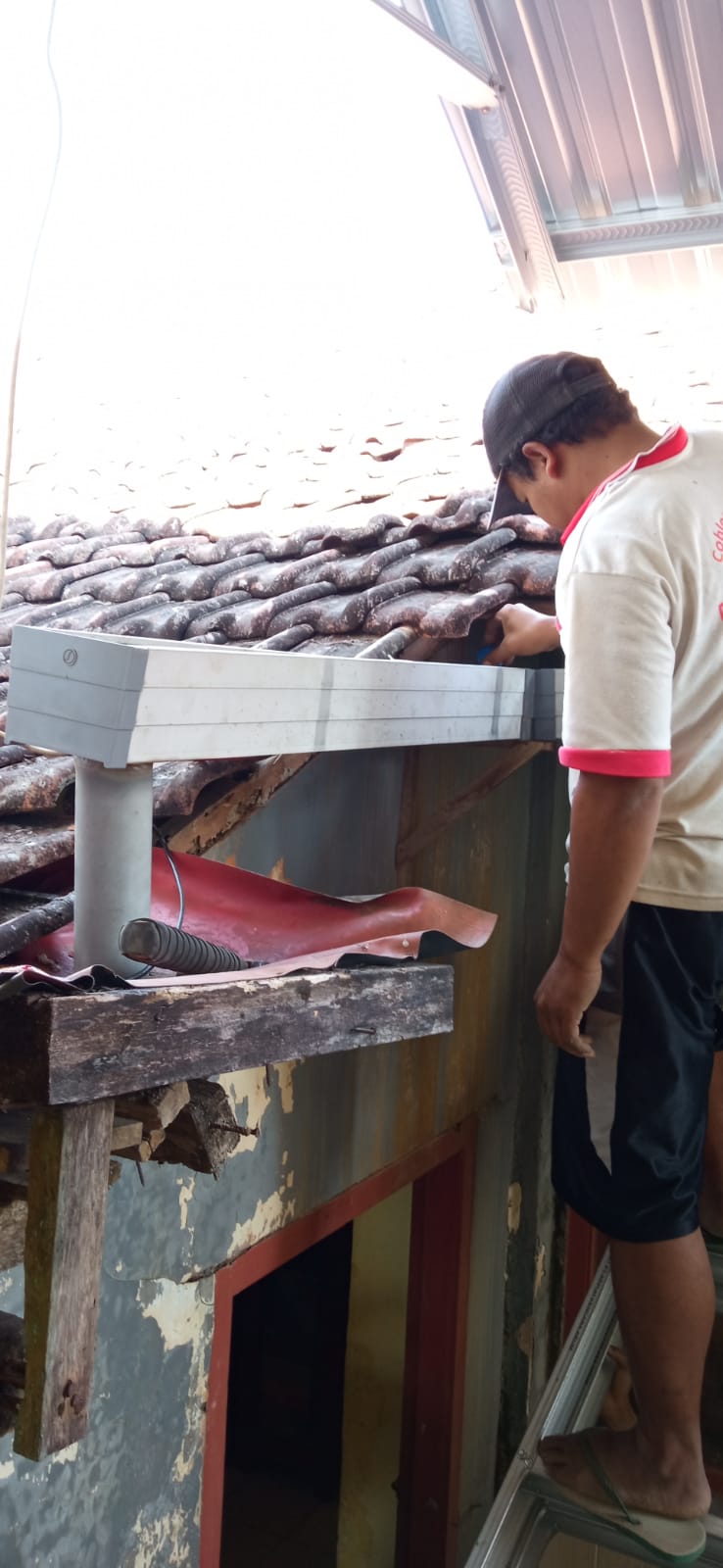 RUSAK: Salah satu kayu di atas SDN Torongrejo1 sudah lapuk.