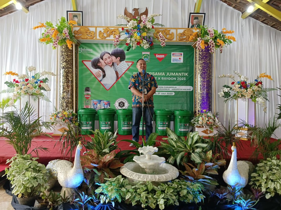 PERAN NYATA: Deputy Branch Manager PT Indomarco Prismatama cabang Malang memberikan penjelasan tentang program pemberantasan sarang nyamuk di Balai Desa Curungrejo, (27/7)