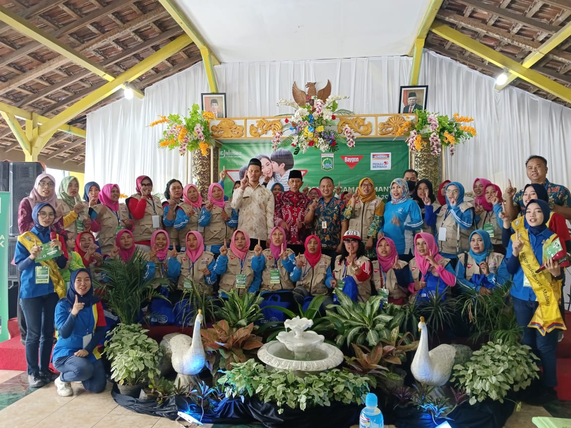 KOLABORASI: Jajaran Indomaret bersama tim Baygon, Dinkes, dan para Jumantik Desa Curungrejo, Kepanjen, Kabupaten Malang, usai acara sosialisasi PSN di Balai Desa setempat, Kamis (27/7)