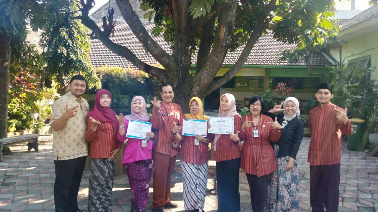 BIKIN BANGGA : Kepala Sekolah Sutiyono SPd MPd (empat dari kiri) bersama guru berprestasi SDN Bandungrejosari 1 Malang yang menjadi PPGP, GP dan CGP beberapa waktu lalu.