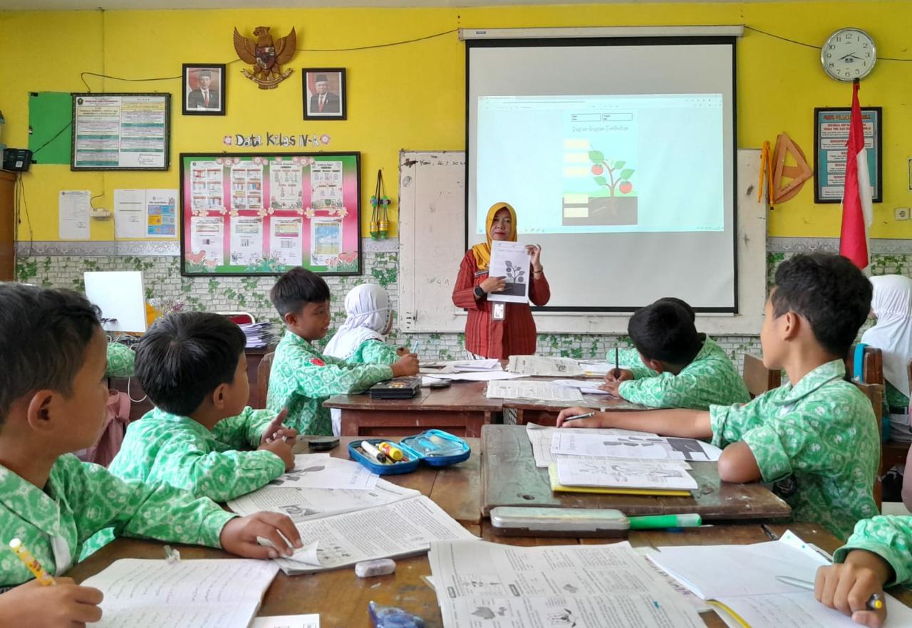 FOKUS : Pengajar Praktik Guru Penggerak (PPGP) Eko Sulistyawatik SPd saat memberikan edukasi Merdeka Belajar kepada siswa SDN Bandungrejosari 1 Malang.