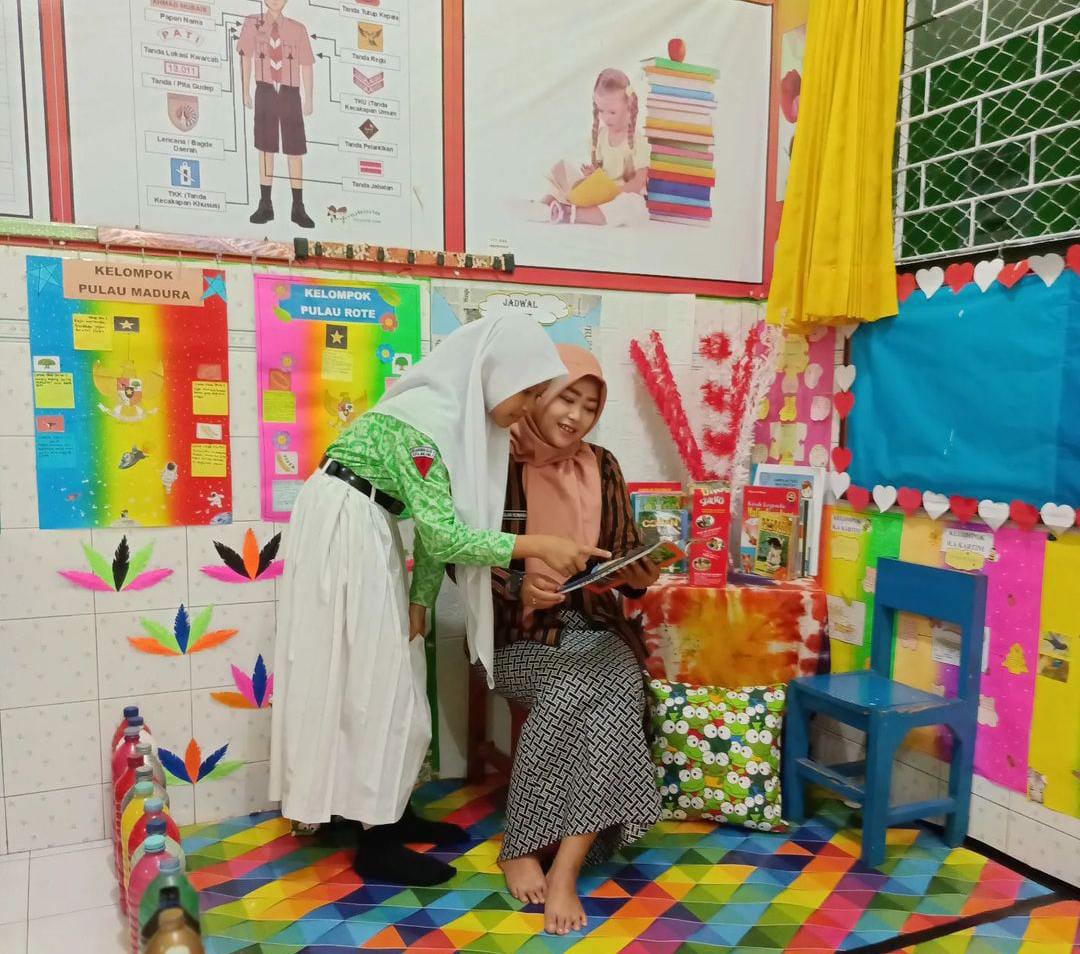 INOVATIF : Guru Penggerak Wulan Romasari SPd memberikan arahan kepada salah satu siswinya untuk pembiasaan literasi di SDN Bandungrejosari 1 Malang.