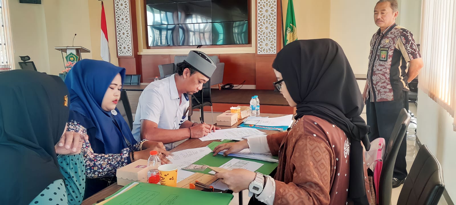 LEGALKAN STATUS: Pasangan nikah siri di Kota Batu mengajukan isbat nikah ke kantor Kemenag.