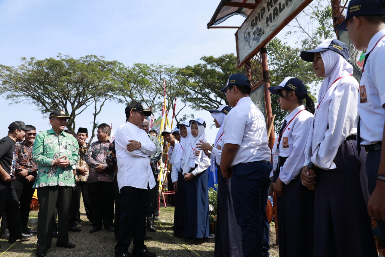 Wali Kota Malang Sutiaji berbincang dengan siswa SMP peserta Jambore Koperasi Siswa di Lapangan Rampal Kota Malang, Jumat (28/7).