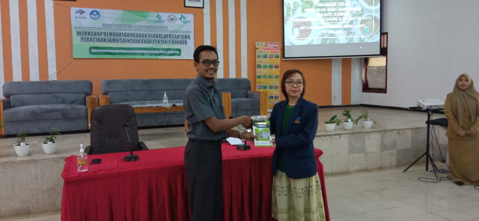 EDUKASI: Pelatihan peracikan jamu herbal oleh Universitas Ma Chung di UPT Materia Medica Kota Batu, Senin (31/7)