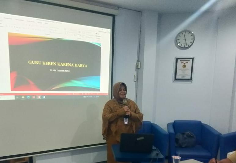 MOTIVASI : Pengawas SD Pembina Utama (IV/E) memberikan motivasi kepada peserta yang juga guru untuk membiasakan budaya literasi menulis dan membaca di sekolah.