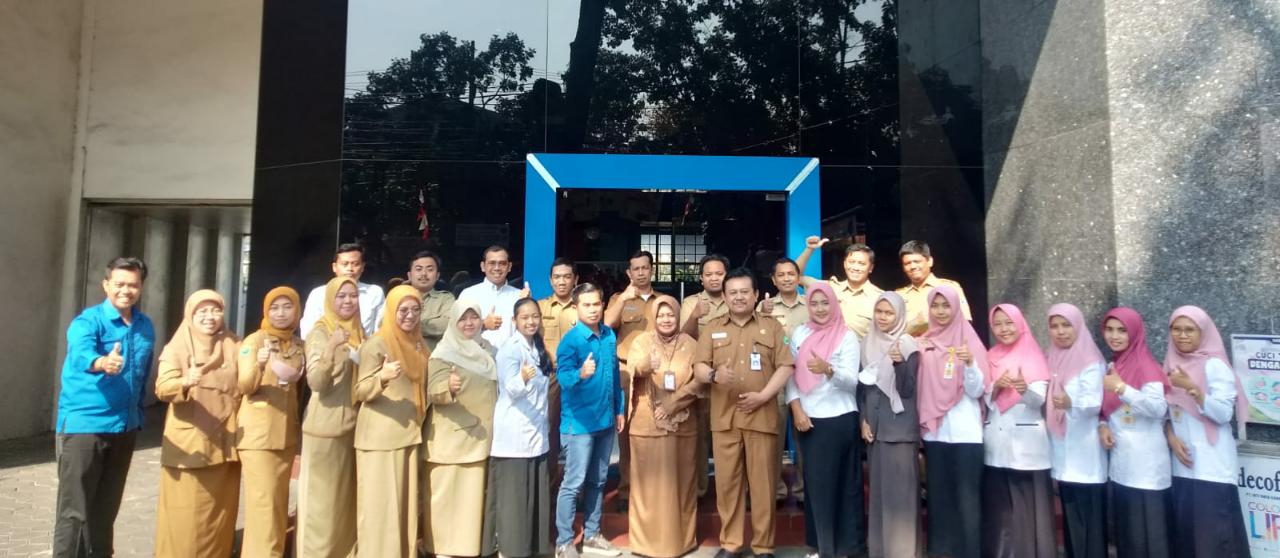 BUDAYA LITERASI : Wakil Ketua K3S, Pemateri Pengawas SD dan Redaktur Pelaksana JP Radar Malang bersama peserta Diklat Jurnalistik Guru se-Kecamatan Blimbing, Senin (31/7).