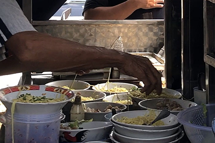 Kuliner mi babi di kawasan Kelurahan Kasin.