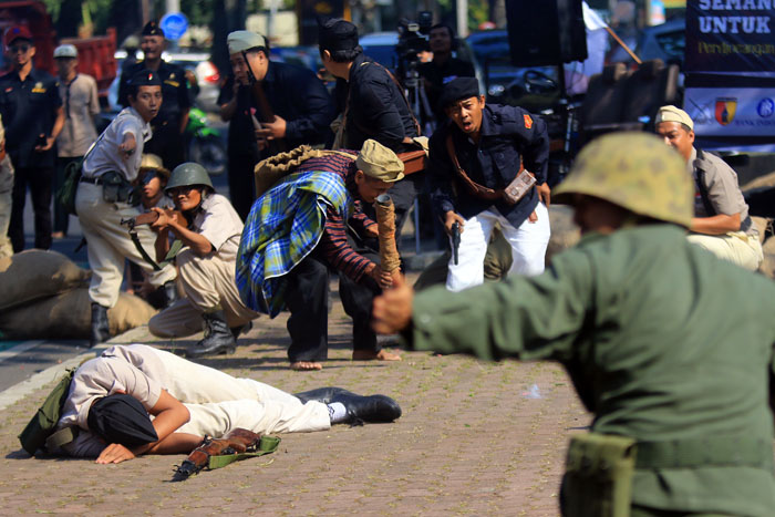 Anggota Paguyuban MAS TRIP menyajikan teatrikal pertempuran melawan tentara Belanda di Jalan Pahlawan Trip kemarin.