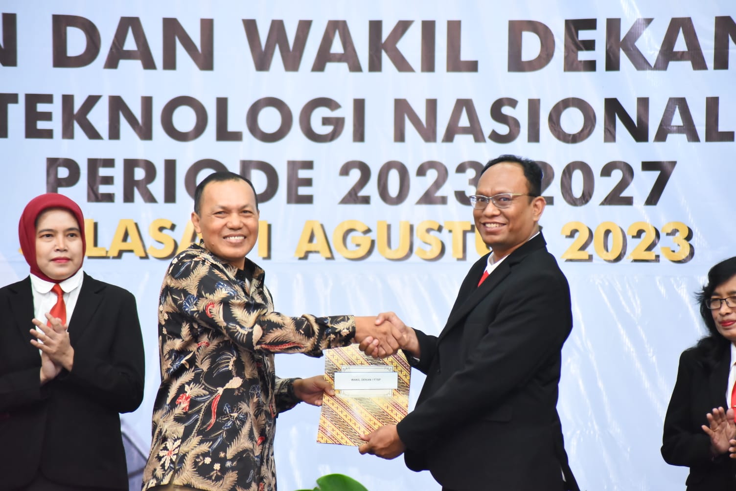 TUGAS BARU: Serah terima jabatan dari Wakil Dekan 1 FTSP ITN Malang, D.K. Sunaryo, ST., MT., kepada Wakil Dekan 1 FTSP ITN Malang, Silvester Sari Sai, ST., MT.