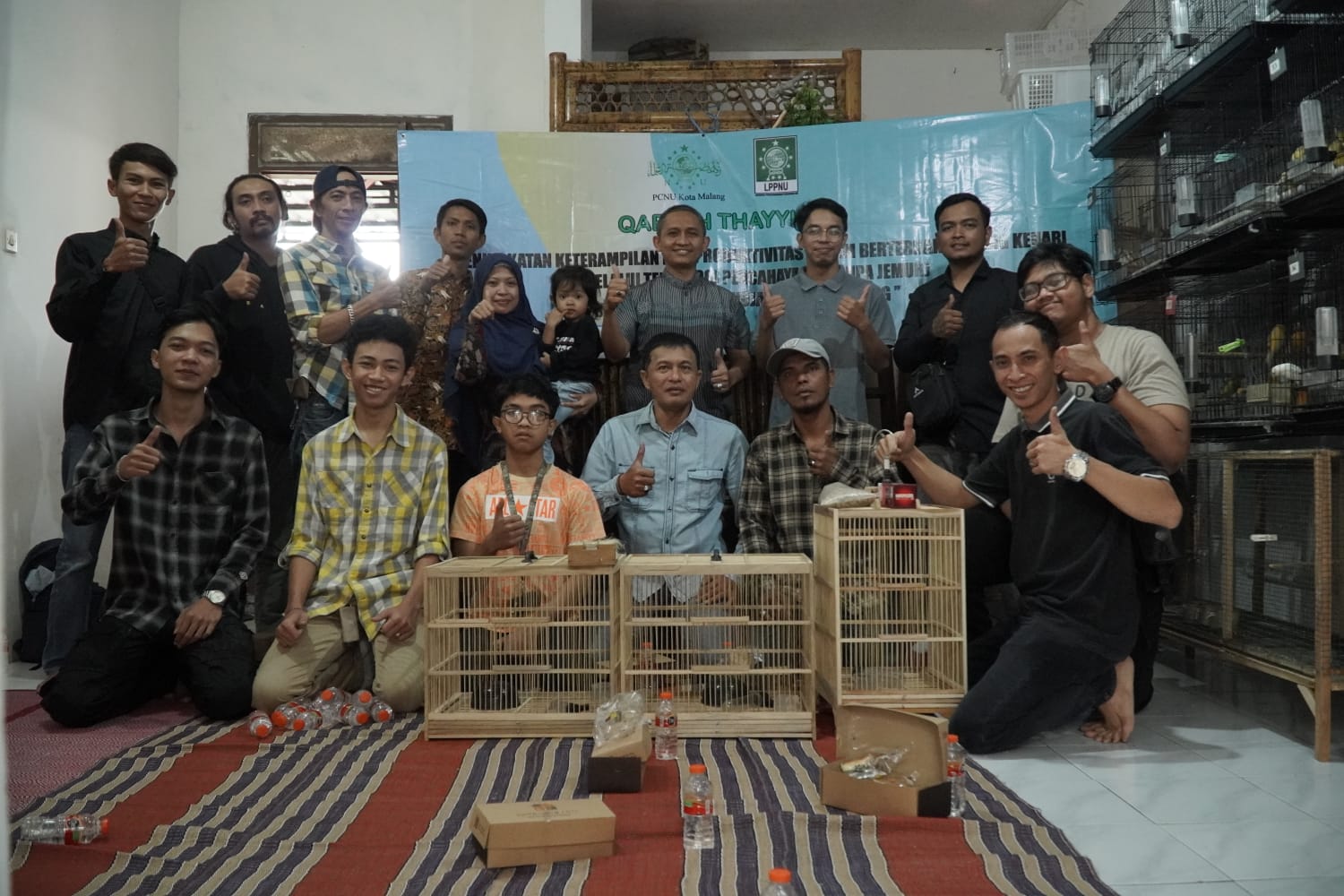 Tim Qaryah Thayyiban UIN Maliki dan LPPNU Kota Malang saat memberikan pelatihan beternak burung kenari