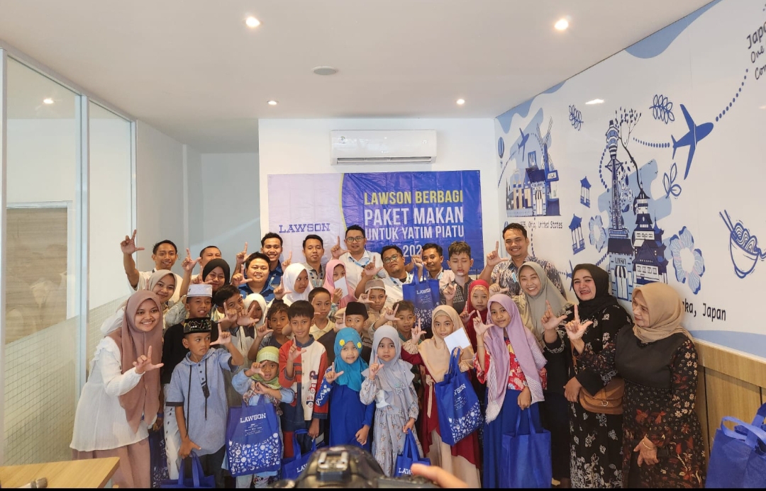Jajaran manajemen Lawson Indonesia bersama puluhan anak yatim dalam grand opening Lawson Kawi dan Dieng, Kota Malang
