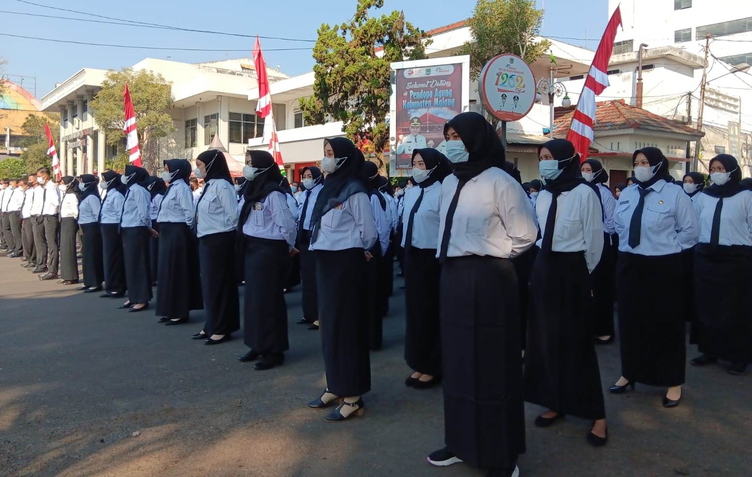 TERUS BERTAMBAH: Perwakilan PPPK Pemkab Malang dalam seremonial penyerahan SK di Pendapa Kabupaten Malang, Senin lalu (31/7). (Indah Mei Yunita/Radar Malang)  &nbsp;
