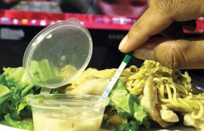Tes rapid untuk cek kandungan babi. Dua garis merah menandakan makanan punya kandungan babi
