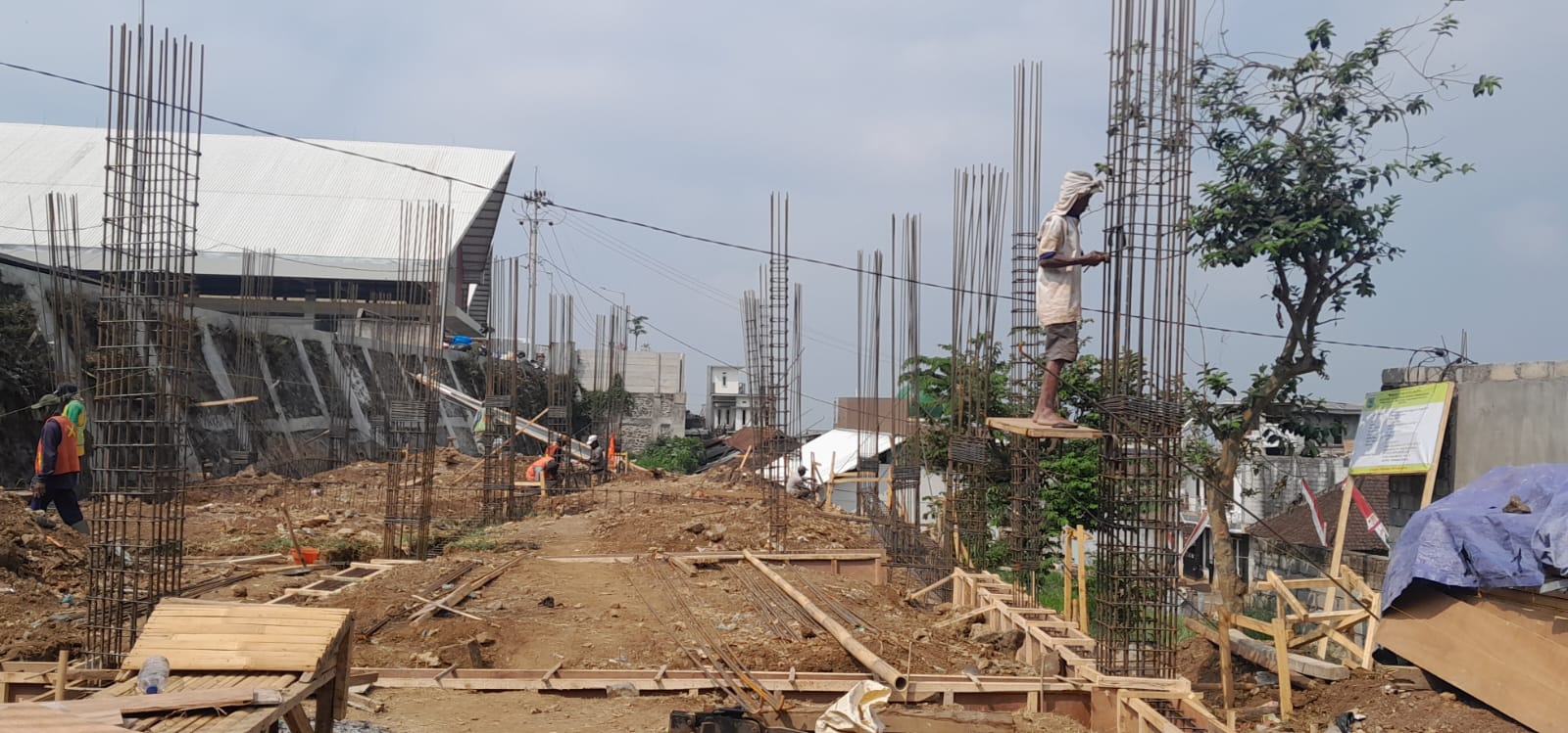 DIKEBUT: Sejumlah pekerja sedang membangun Pasar Unggas yang berada di belakang Pasar Induk Among Tani, Kamis (3/8).