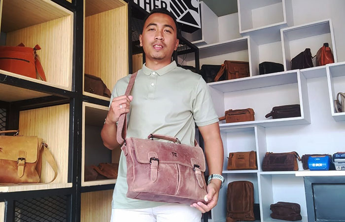 BRAND LOKAL: Galuh Tri P. memakai tas merek Reven Leather miliknya, kemarin (2/8)