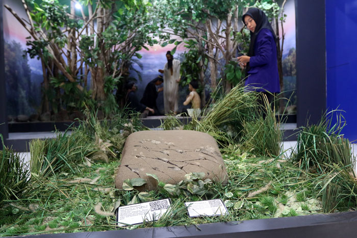 Pengunjung Museum Mpu Purwa melihat Prasasti Dinoyo II kemarin. Batu prasasti itu sempat pecah menjadi 40 serpihan, kemudian disatukan kembali.