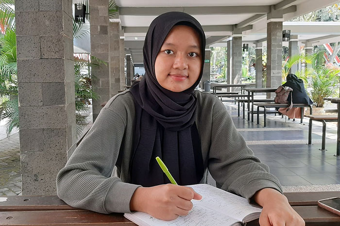 Nadila Nada Zuhayra menjalani wawancara di deretan bangku depan perpustakaan Universitas Brawijaya, kemarin.
