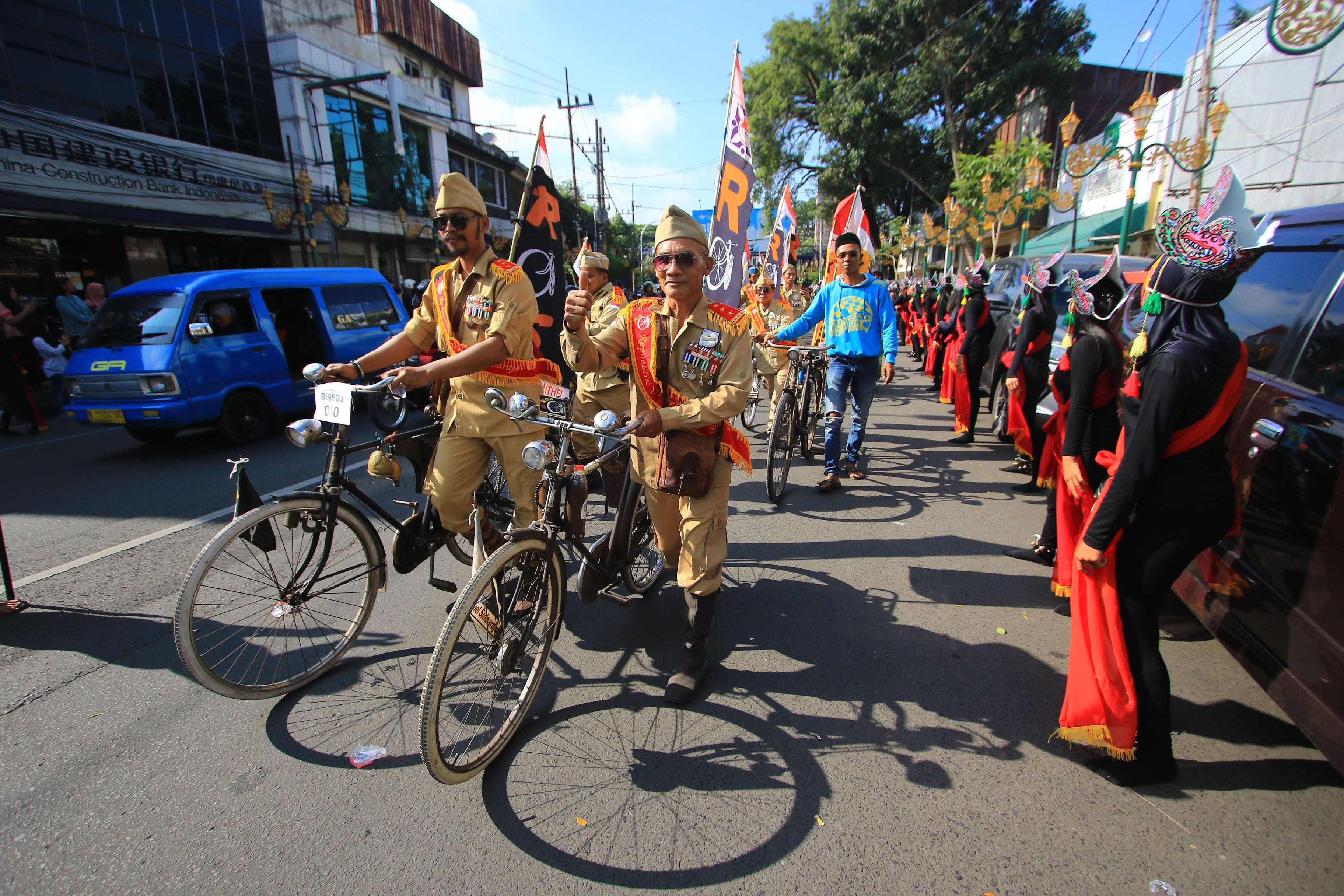 LINTAS DAERAH: Komunitas sepeda ontel dari kontingen Jogjakarta melintasi kawasan Kajoetangan Heritage, Jalan Basuki Rahmat, Kota Malang.
