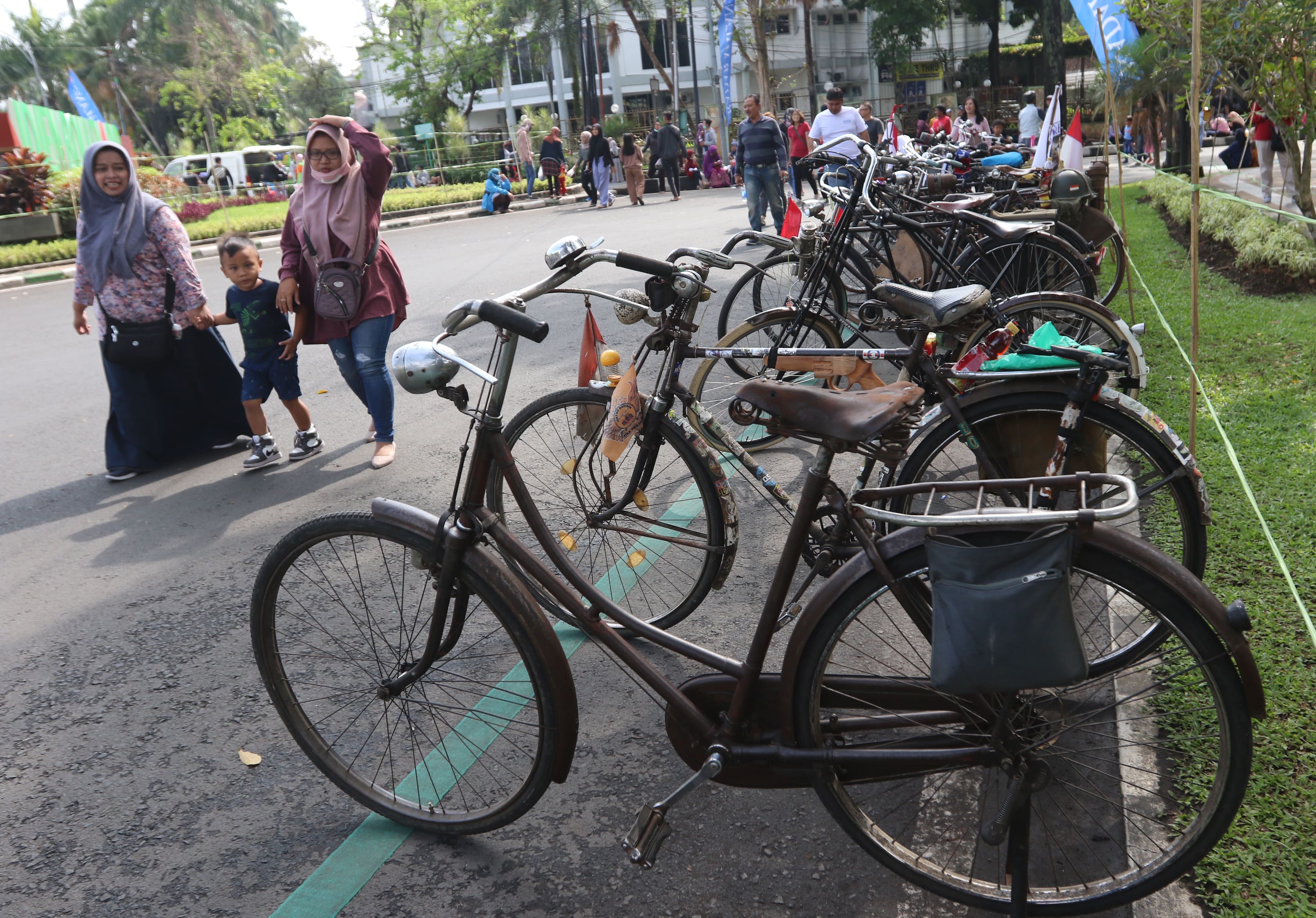 GUYUB RUKUN: Deretan sepeda tua parkir di depan Museum Brawijaya, Jalan Ijen, Minggu pagi (30/7). Puluhan sepeda tersebut milik Komunitas Sepeda Tua Indonesia (Kosti) Kota Malang.