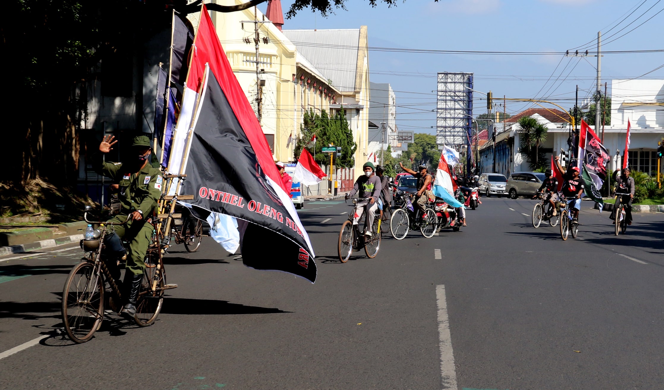 AKTIVITAS RUTIN: Komunitas sepeda tua berkeliling melintasi jalanan di Kota Malang, beberapa waktu lalu. Mereka mengunjungi beberapa tempat untuk menggelar kegiatan.