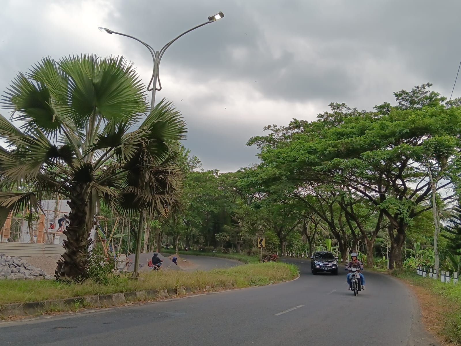 LAMPAUI TARGET: Pengguna jalan melintas di dekat penerangan jalan umum di Jalibar. Khusus untuk pajak PJU dibayarkan Pemkab Malang. (Indah Mei Yunita/Radar Malang)  &nbsp;