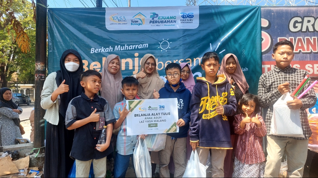 BAHAGIA : Anak yatim binaan YASA Malang membawa ATS yang dipilih dan dibeli sendiri didampingi Ibundanya, dalam peringatan 1 Muharram 1445 H.