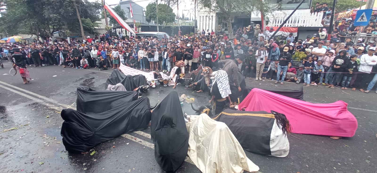 MENEGANGKAN: Para pemain bantengan membentuk formasi lingkaran saat beraksi di Jalan Panglima Sudirman, kemarin (6/8).