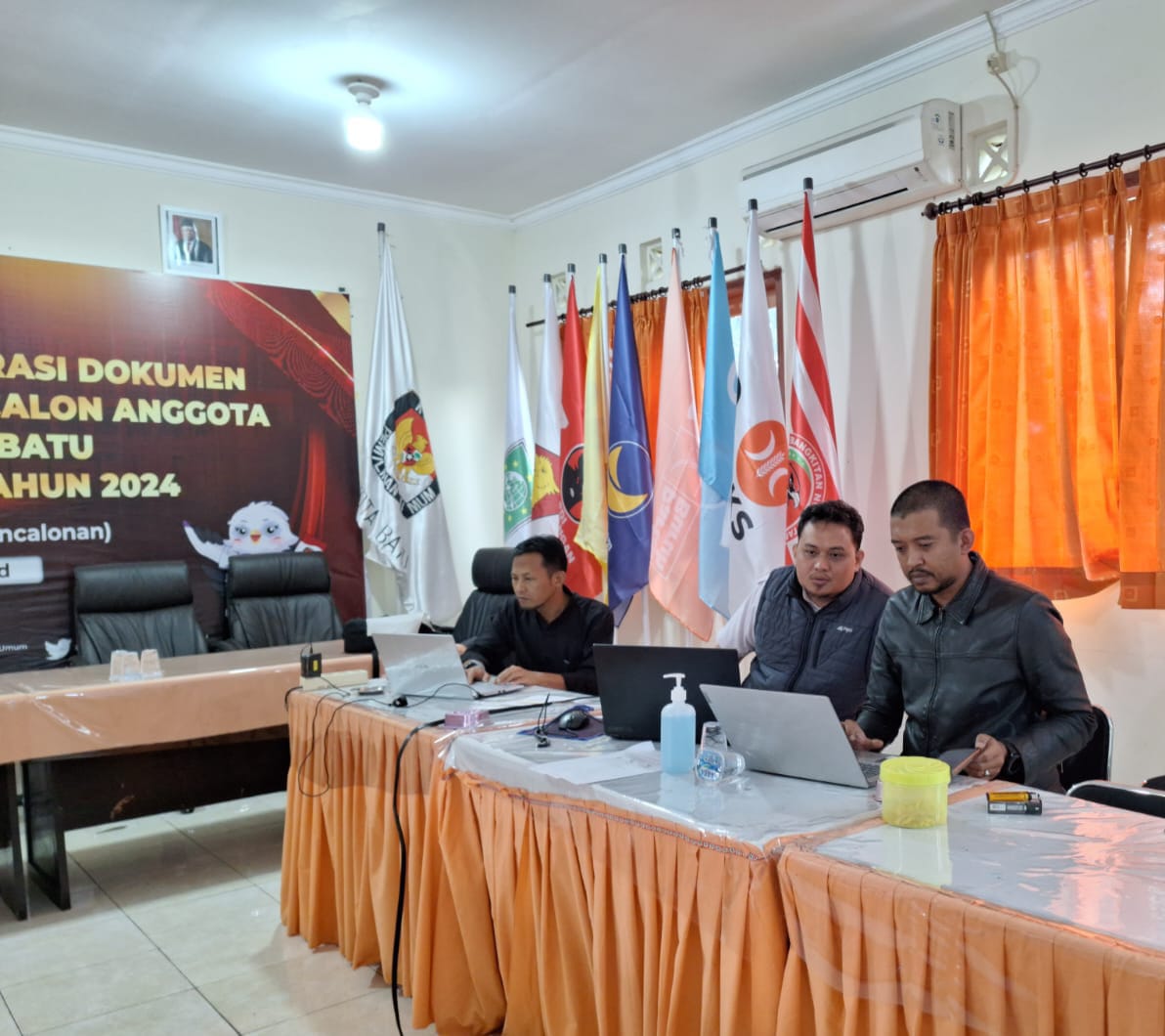 SAMBUT PEMILU: Aktivitas di kantor  KPU Kota Batu dalam mempersiapkan pemilu 2024.
