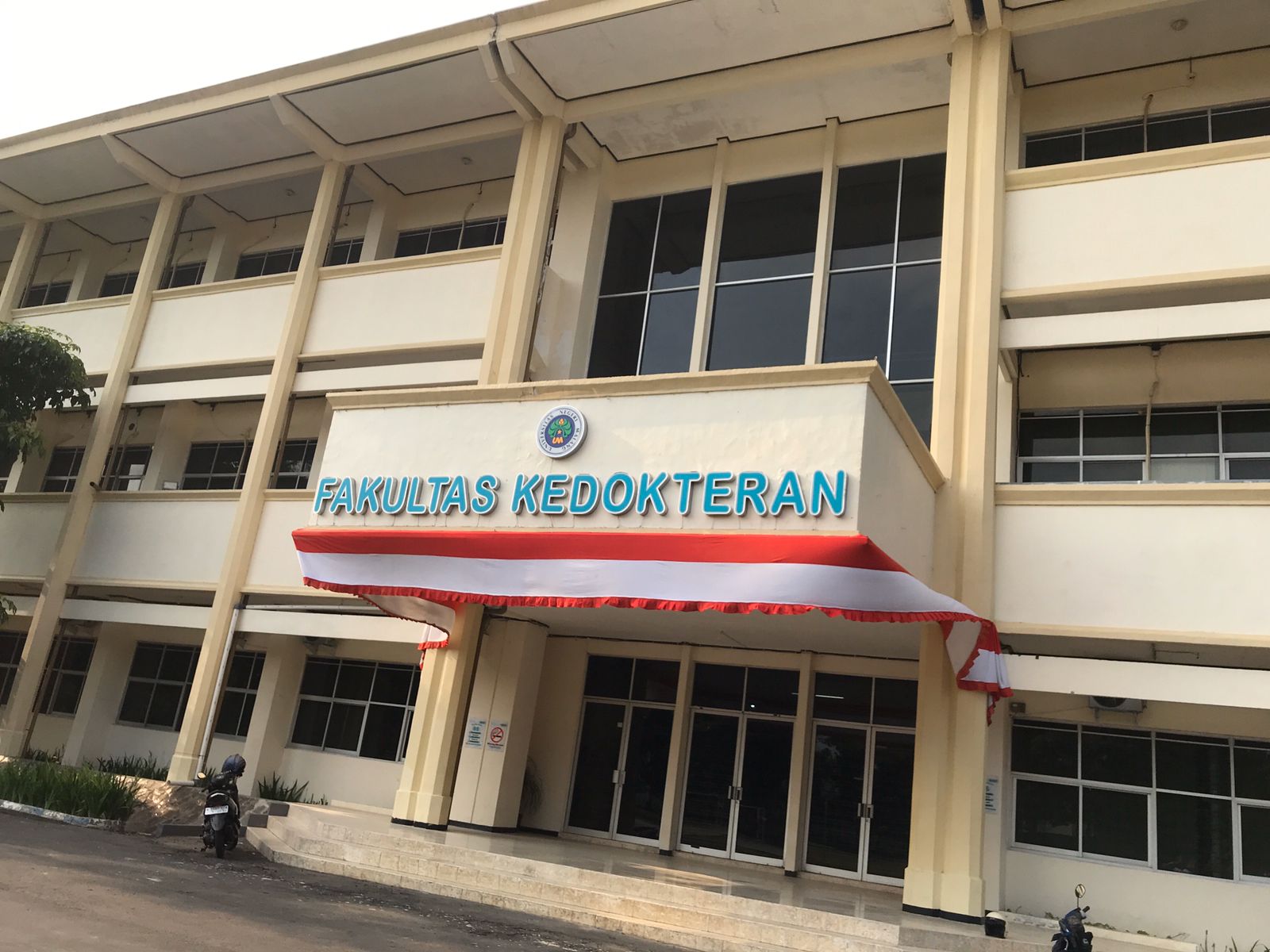 SEGERA DIBUKA: Gedung UM yang menghadap Jalan Surabaya sudah dipasang papan nama &rdquo;Fakultas Kedokteran&rdquo;. Setelah rekomendasi turun, prodi kedokteran resmi beroperasi