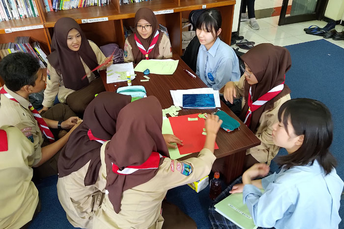 Siswa dari BSS Malang dan  Joto High School Tokushima Jepang bertukar wawasan.