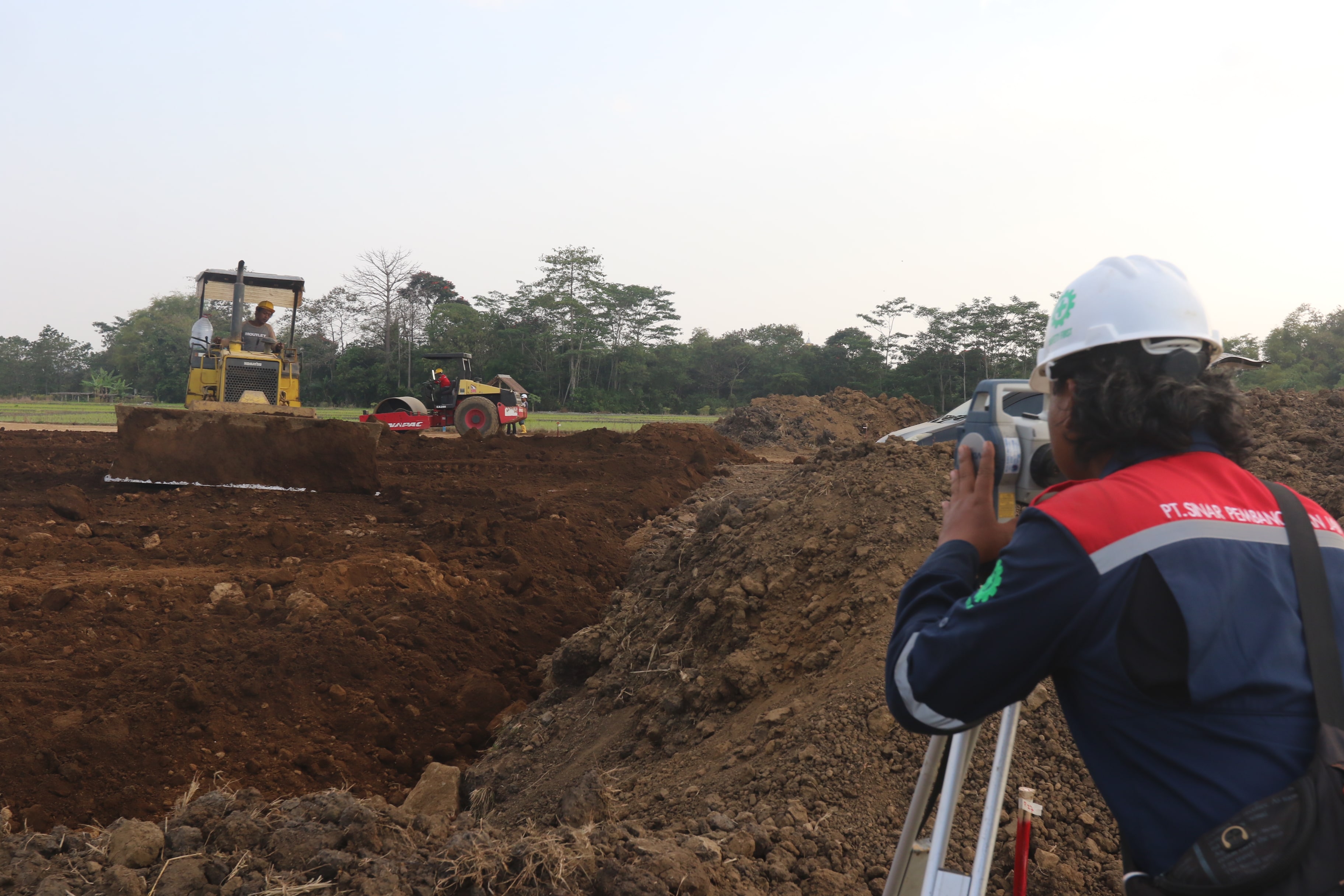 DIKEBUT: Pekerja menggunakan alat berat untuk pemerataan dan pemadatan lahan area proyek water treatment plan (WTP), kemarin.
