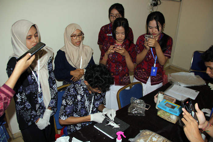 Penyampaian materi kepada siswa di Bali Barat lewat praktik langsung oleh DBUB.