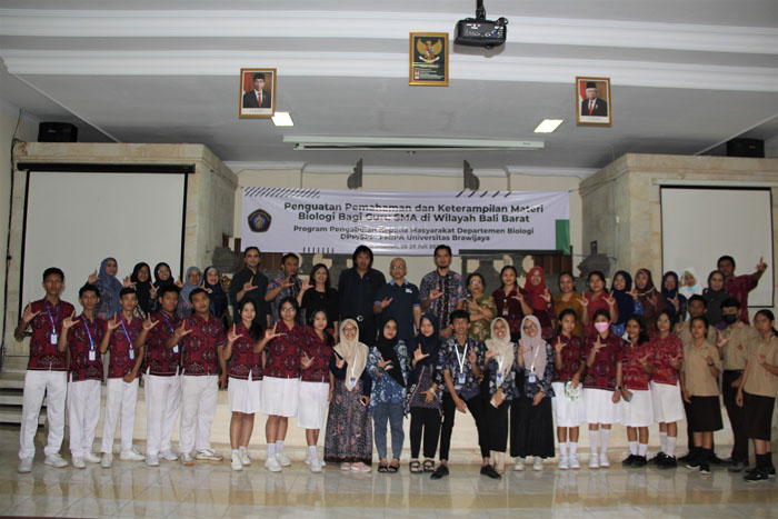 Departemen Biologi UB bersama guru dan siswa lembaga pendidikan di Bali Barat.