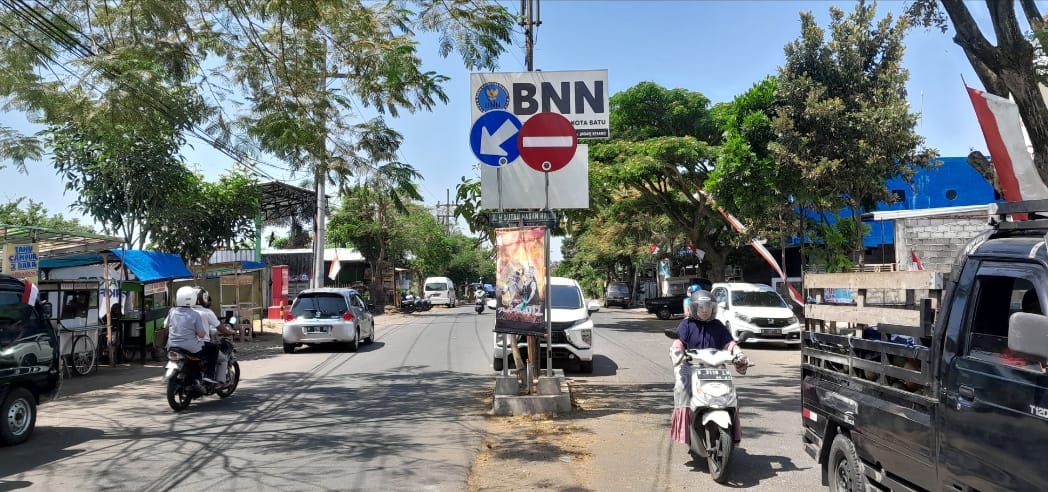 TEMPAT PARKIR: Jalan Sutan Hasan Halim Kelurahan Sisir cukup lebar.